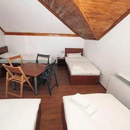 Yan Bibiyan Pensión 3*